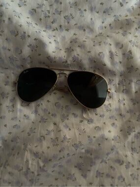 Ray-Ban Aviator Sunglasses – Gold Frame, Black Lenses